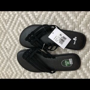 Sanuk black criss cross sandals